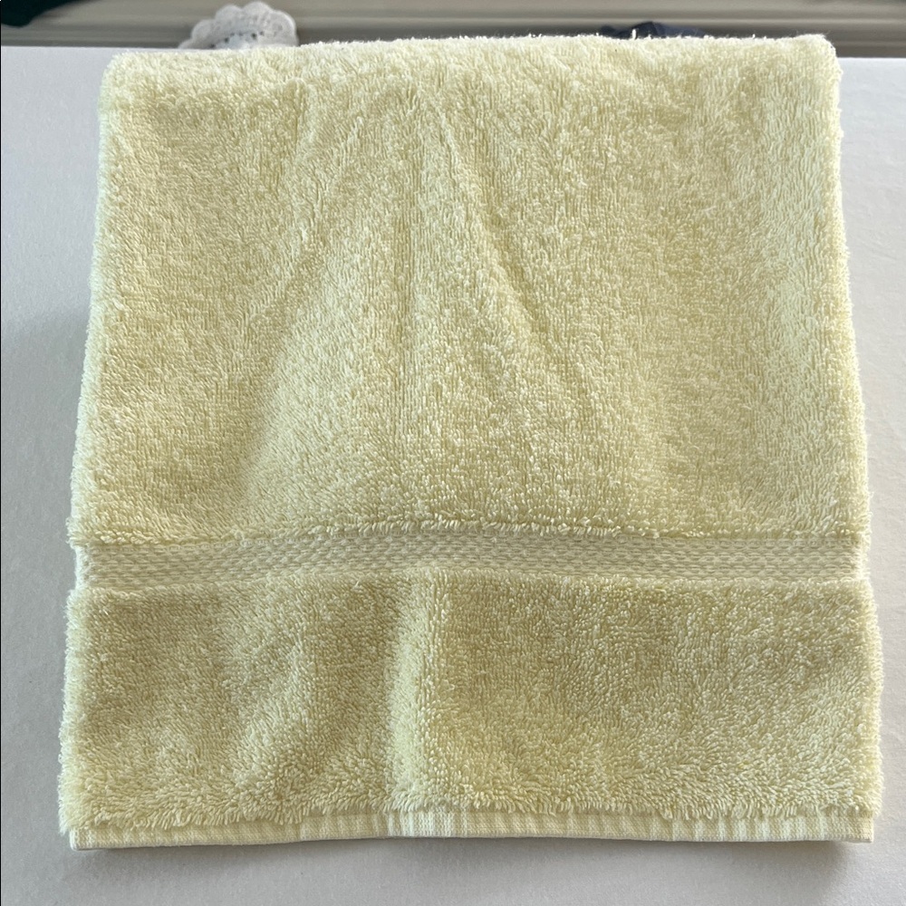 Vintage Lady Pepperell Imperial Yellow Bath Towel 100% Cotton Plush Mid Century - Picture 5 of 5